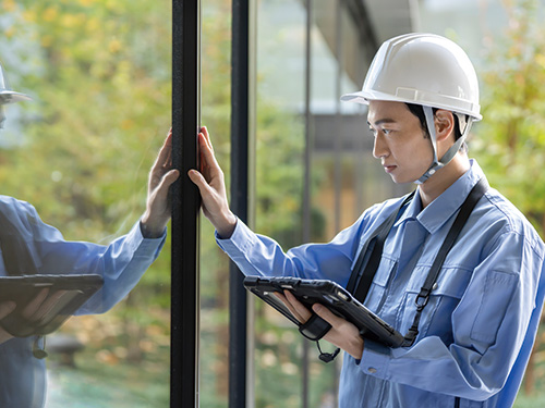 住宅の施工を行っている様子