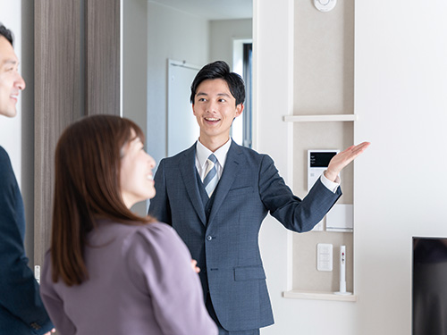 住宅を案内している様子