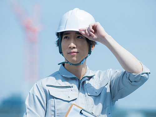 ヘルメットを被った施工者の画像