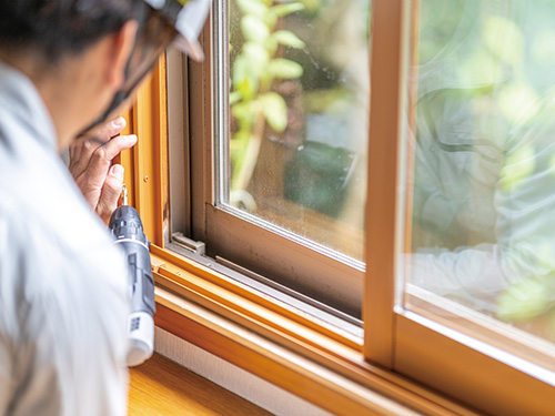 サッシを施工している様子