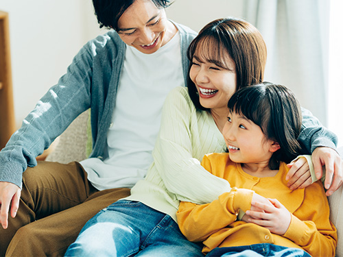 家族が笑っている様子