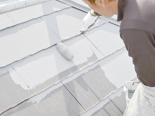 屋根の塗装をしている様子